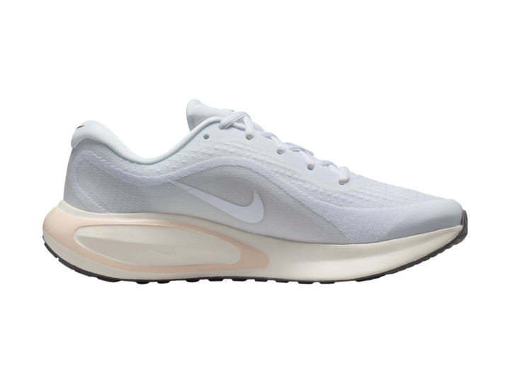 Tenis Nike Journey Run en color blanco con detalles en beige y suela amortiguada.