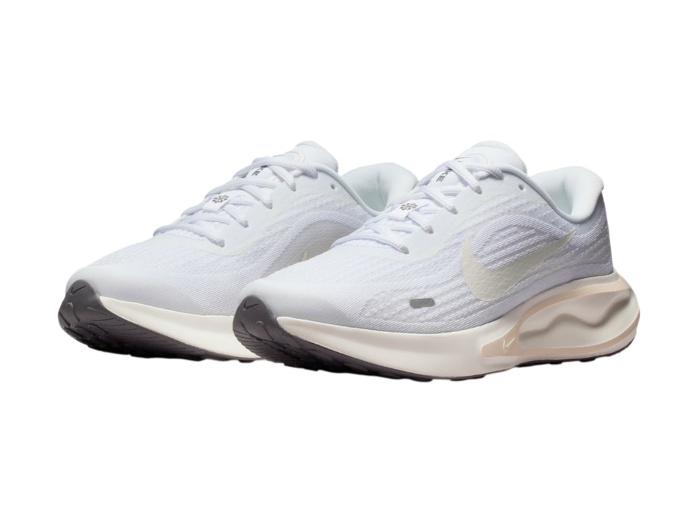 Tenis Nike Journey Run en color blanco con detalles en beige y suela amortiguada.