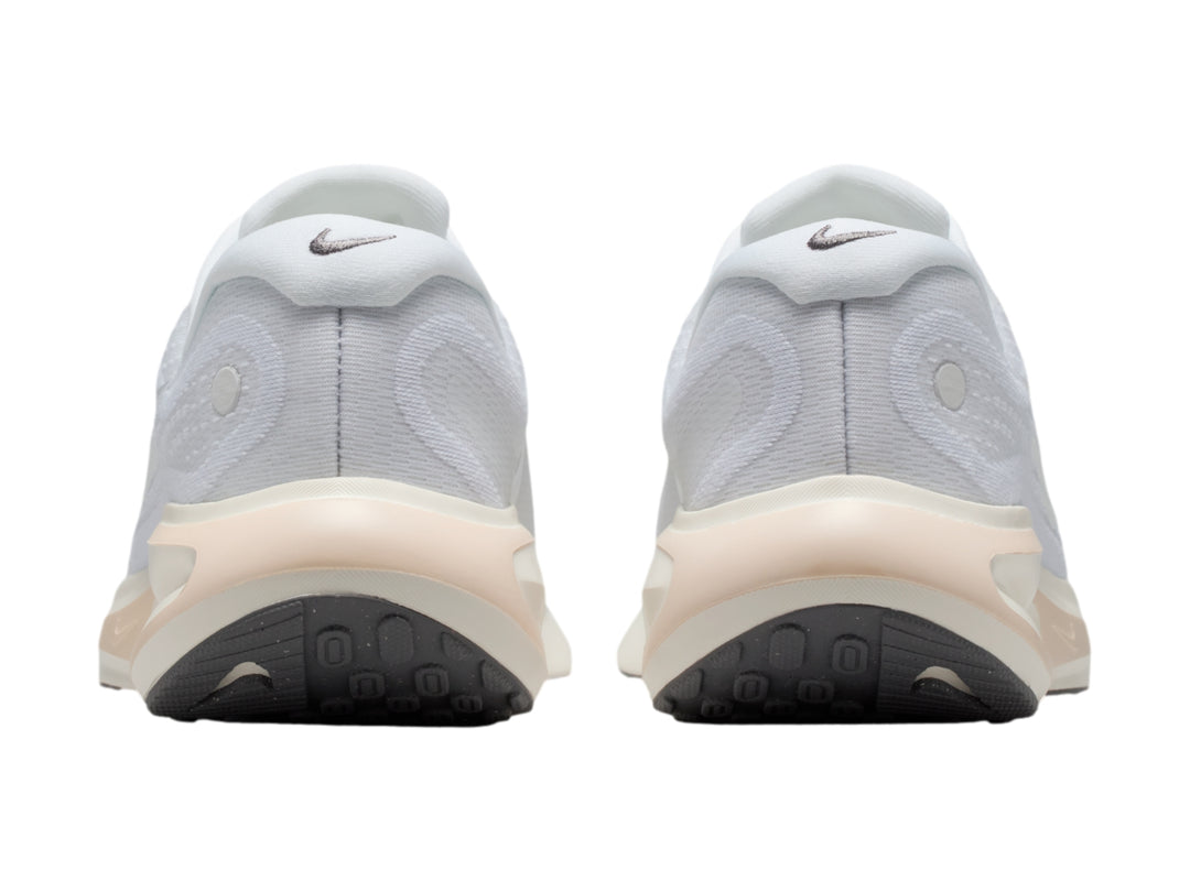 Tenis Nike Journey Run en color blanco con detalles en beige y suela amortiguada.
