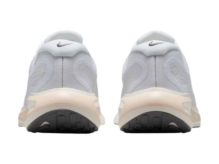 Tenis Nike Journey Run en color blanco con detalles en beige y suela amortiguada.