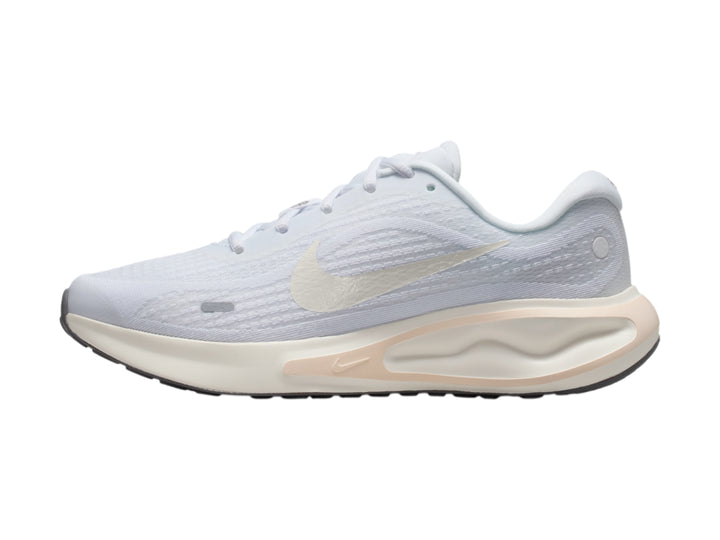 Tenis Nike Journey Run en color blanco con detalles en beige y suela amortiguada.
