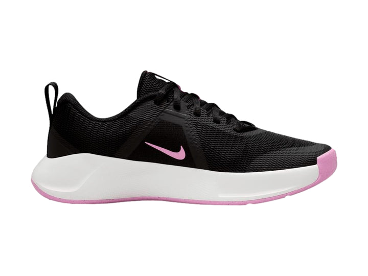 Tenis deportivos Nike MC Trainer 3 color negro con suela blanca y detalles en magenta.