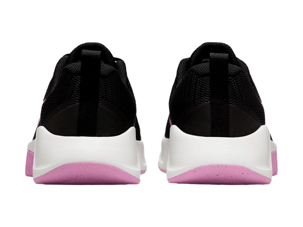 Tenis deportivos Nike MC Trainer 3 color negro con suela blanca y detalles en magenta.