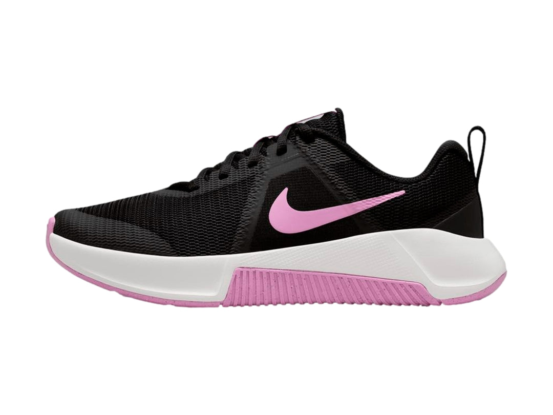 Tenis deportivos Nike MC Trainer 3 color negro con suela blanca y detalles en magenta.