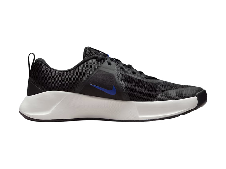 Tenis deportivos Nike MC Trainer 3 color negro con suela blanca y detalle azul.