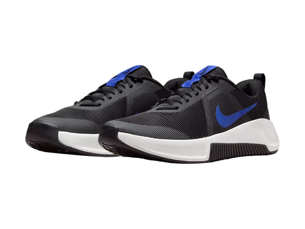 Tenis deportivos Nike MC Trainer 3 color negro con suela blanca y detalle azul.