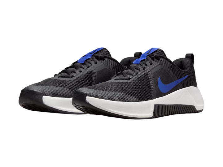 Tenis deportivos Nike MC Trainer 3 color negro con suela blanca y detalle azul.
