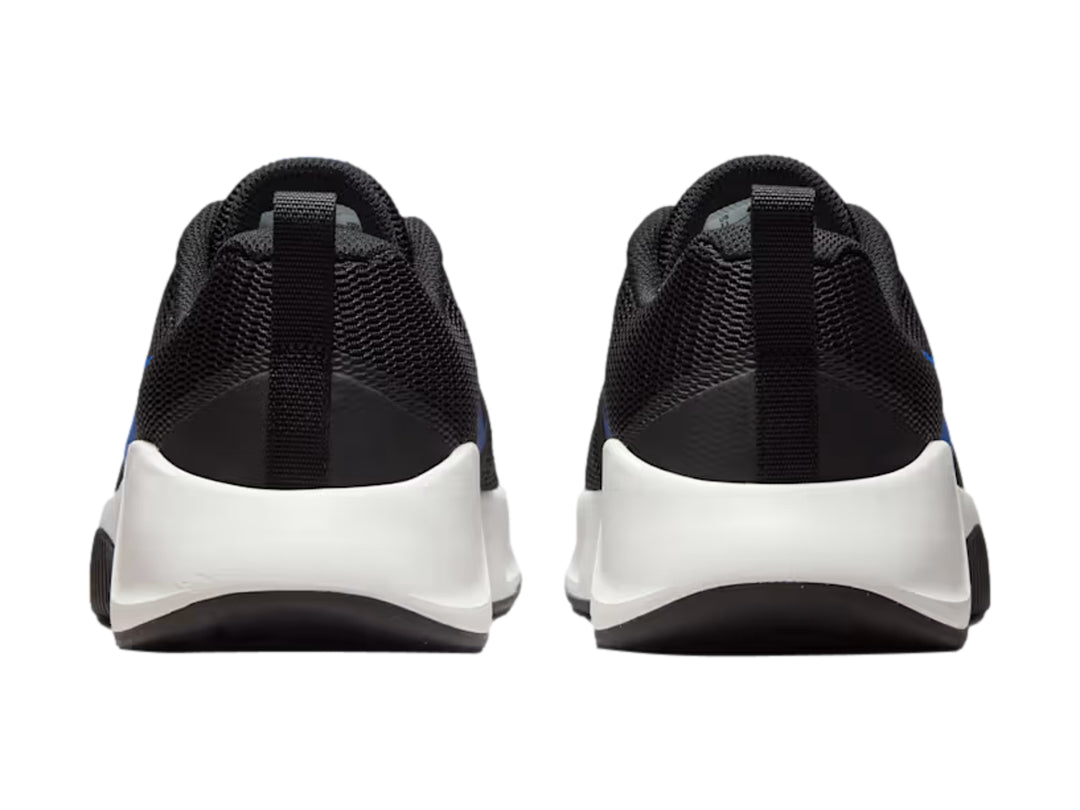 Tenis deportivos Nike MC Trainer 3 color negro con suela blanca y detalle azul.