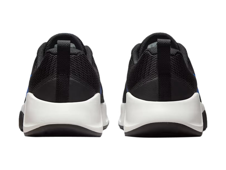 Tenis deportivos Nike MC Trainer 3 color negro con suela blanca y detalle azul.