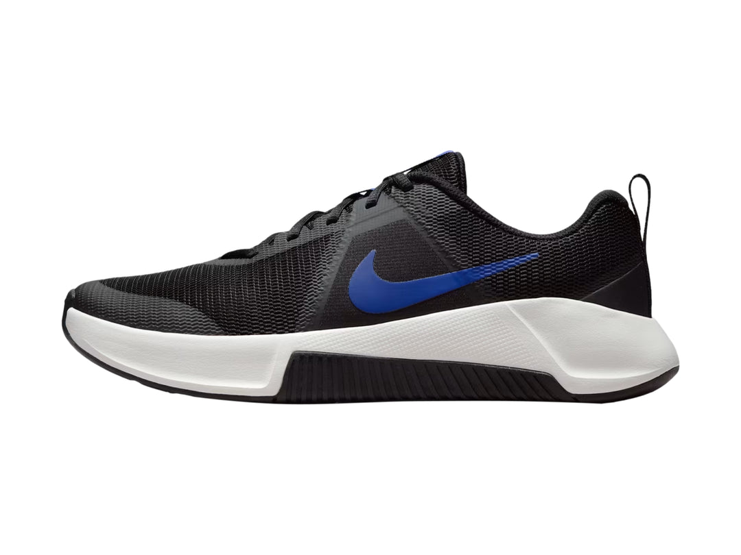 Tenis deportivos Nike MC Trainer 3 color negro con suela blanca y detalle azul.