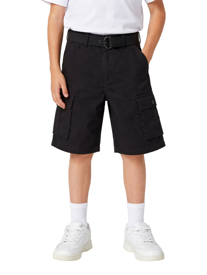 Niño vistiendo shorts tipo cargo color negro con cinturón y bolsillos laterales.