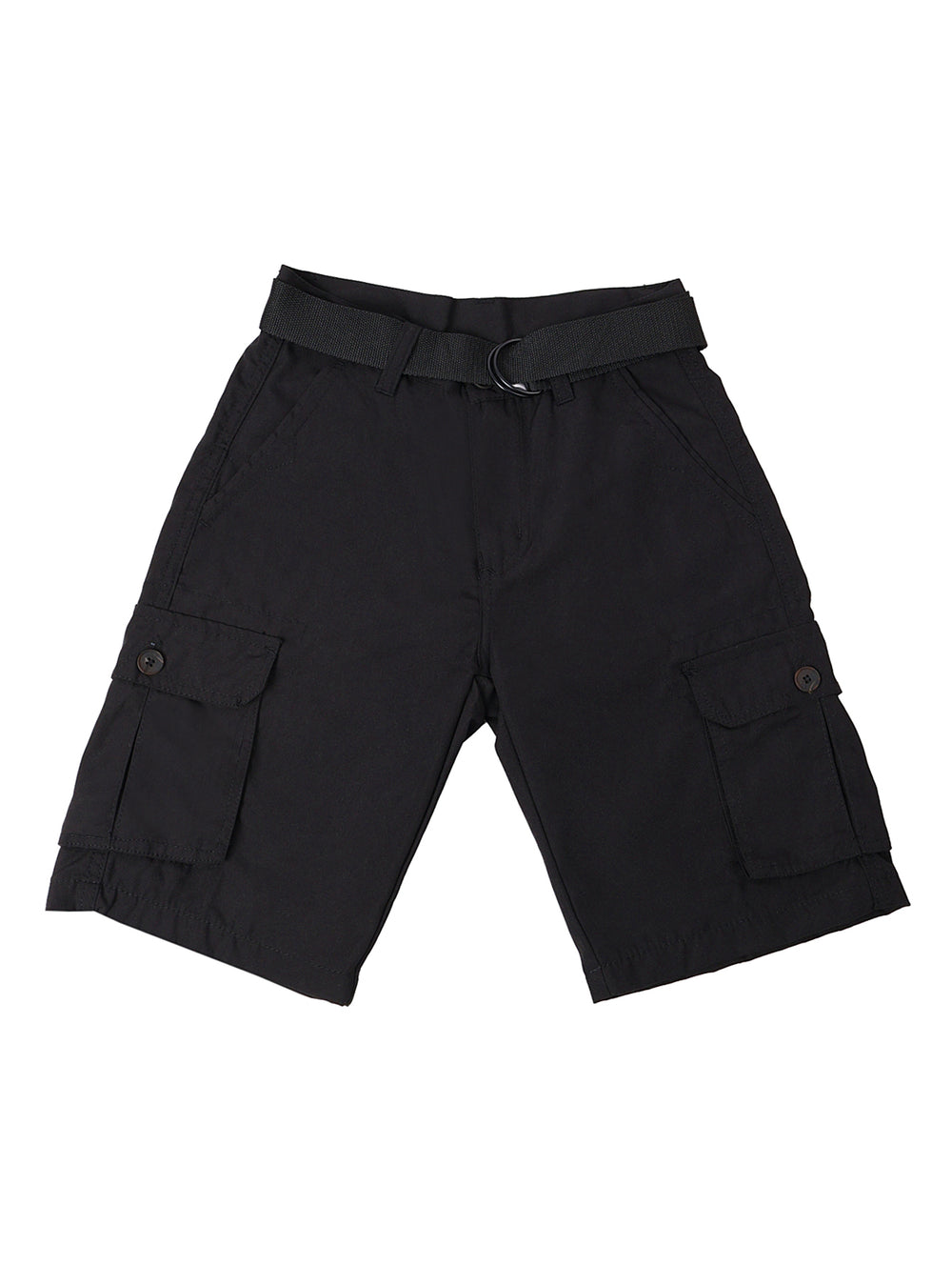 Niño vistiendo shorts tipo cargo color negro con cinturón y bolsillos laterales.