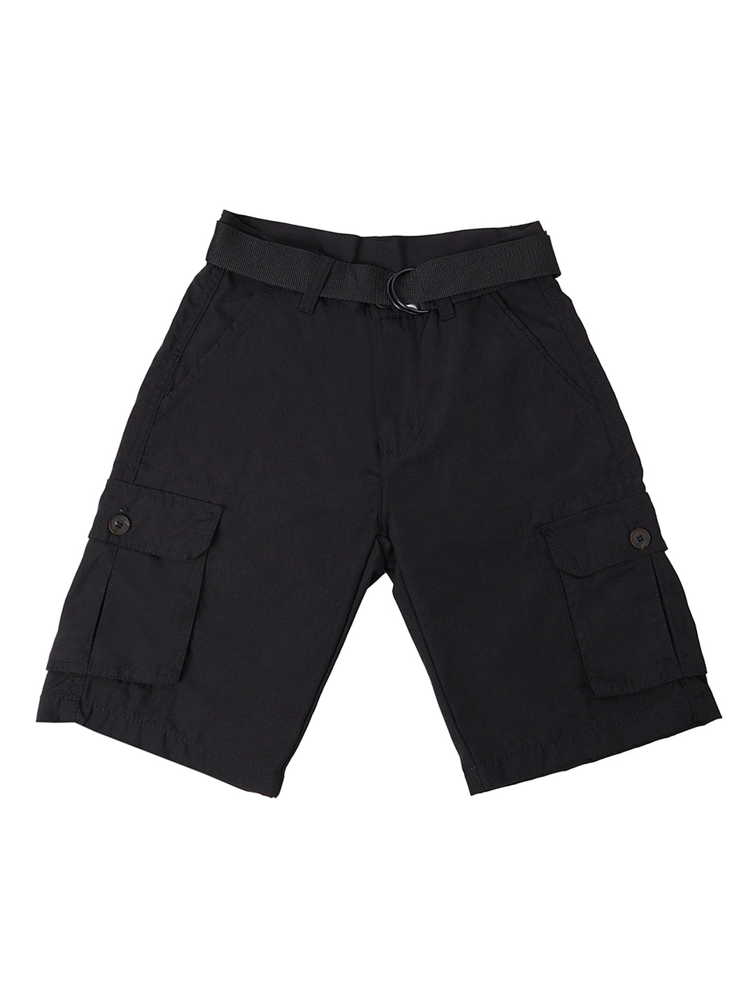Niño vistiendo shorts tipo cargo color negro con cinturón y bolsillos laterales.