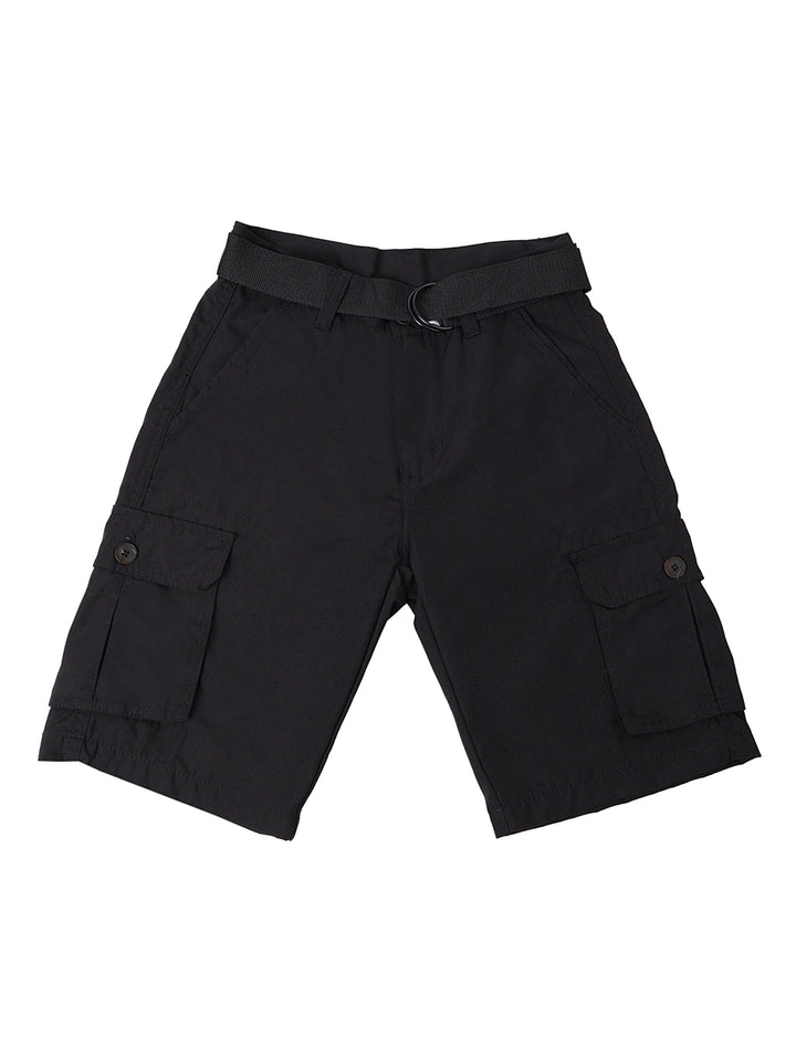 Niño vistiendo shorts tipo cargo color negro con cinturón y bolsillos laterales.