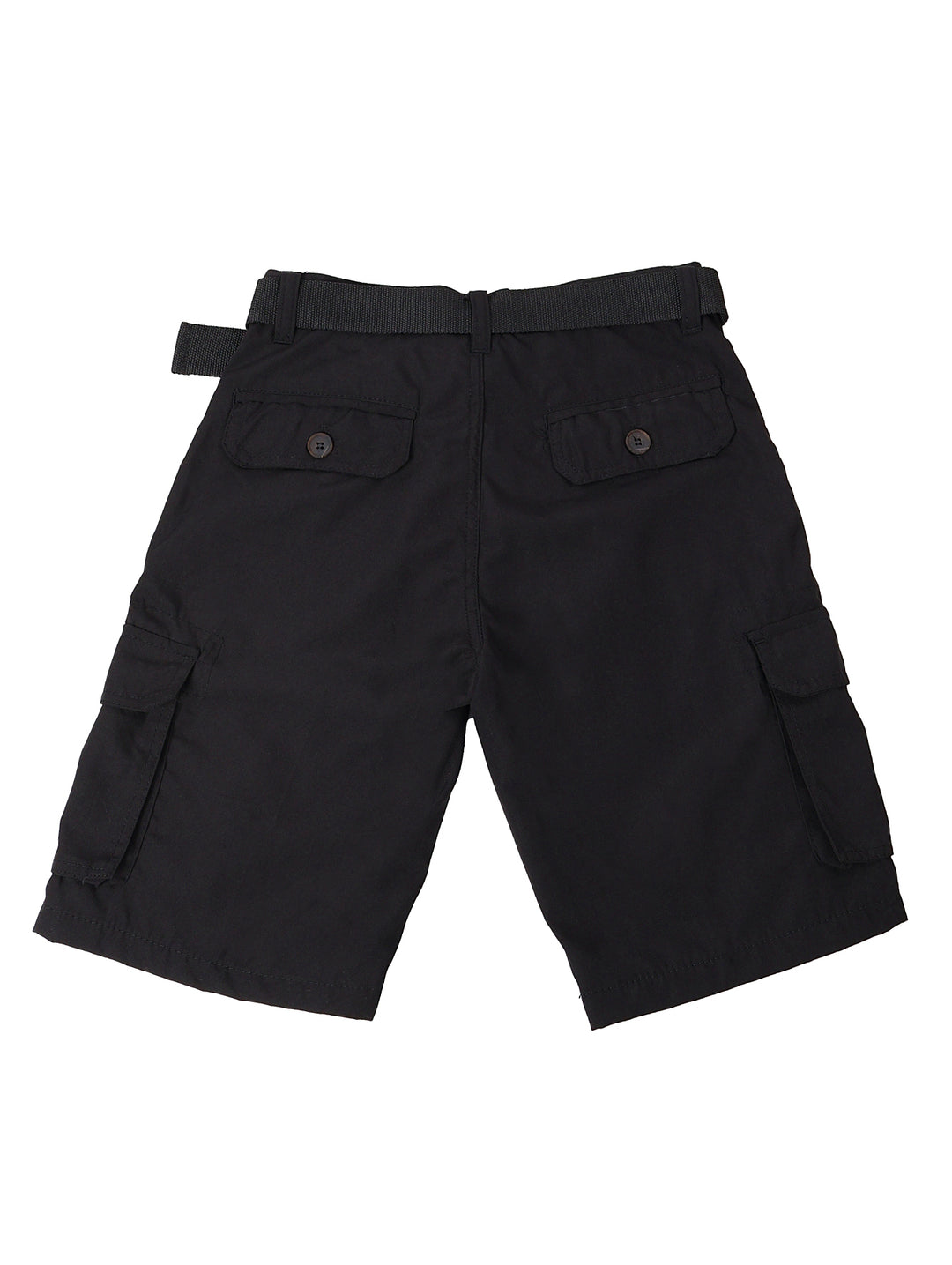 Niño vistiendo shorts tipo cargo color negro con cinturón y bolsillos laterales.