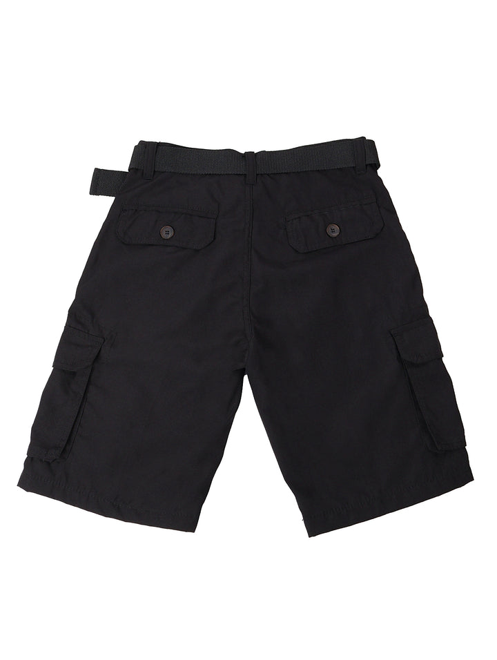 Niño vistiendo shorts tipo cargo color negro con cinturón y bolsillos laterales.