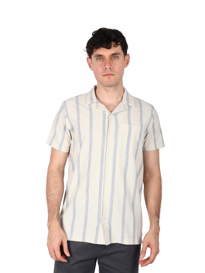 Hombre vistiendo camisa de manga corta con rayas verticales en color beige y gris.