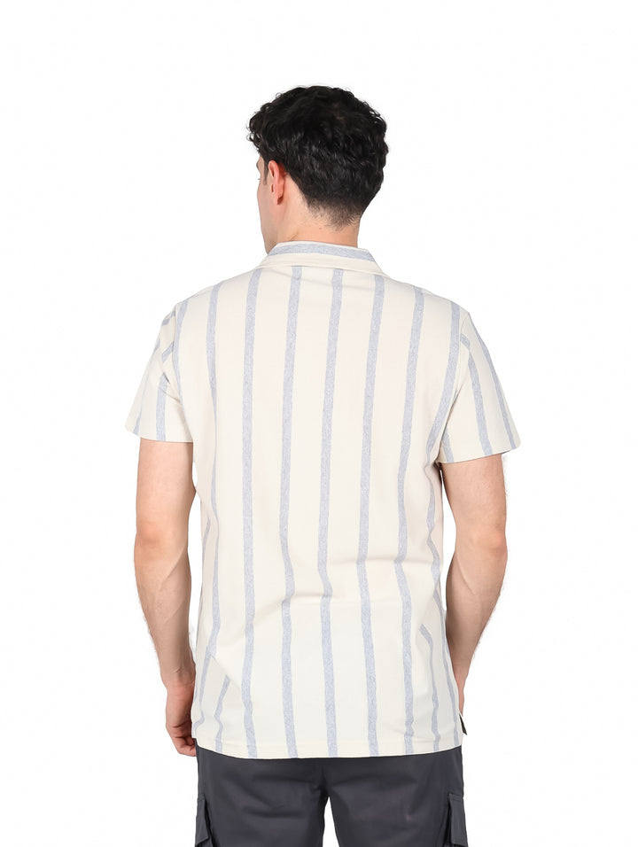 Hombre vistiendo camisa de manga corta con rayas verticales en color beige y gris.