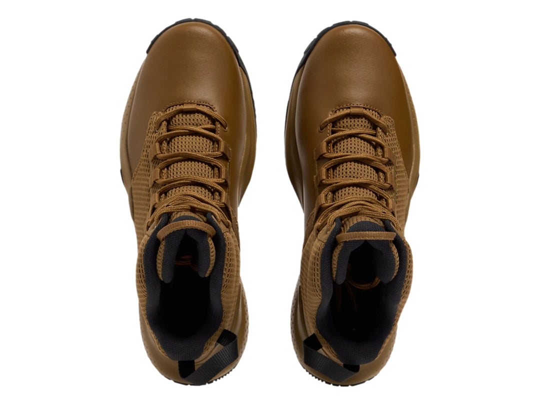 Bota Under Armour Stellar Mid en color marrón con suela negra y detalles de malla.