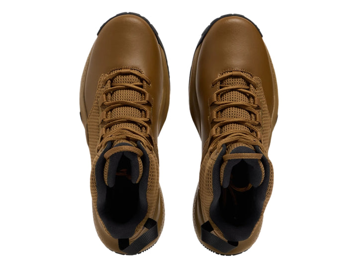 Bota Under Armour Stellar Mid en color marrón con suela negra y detalles de malla.