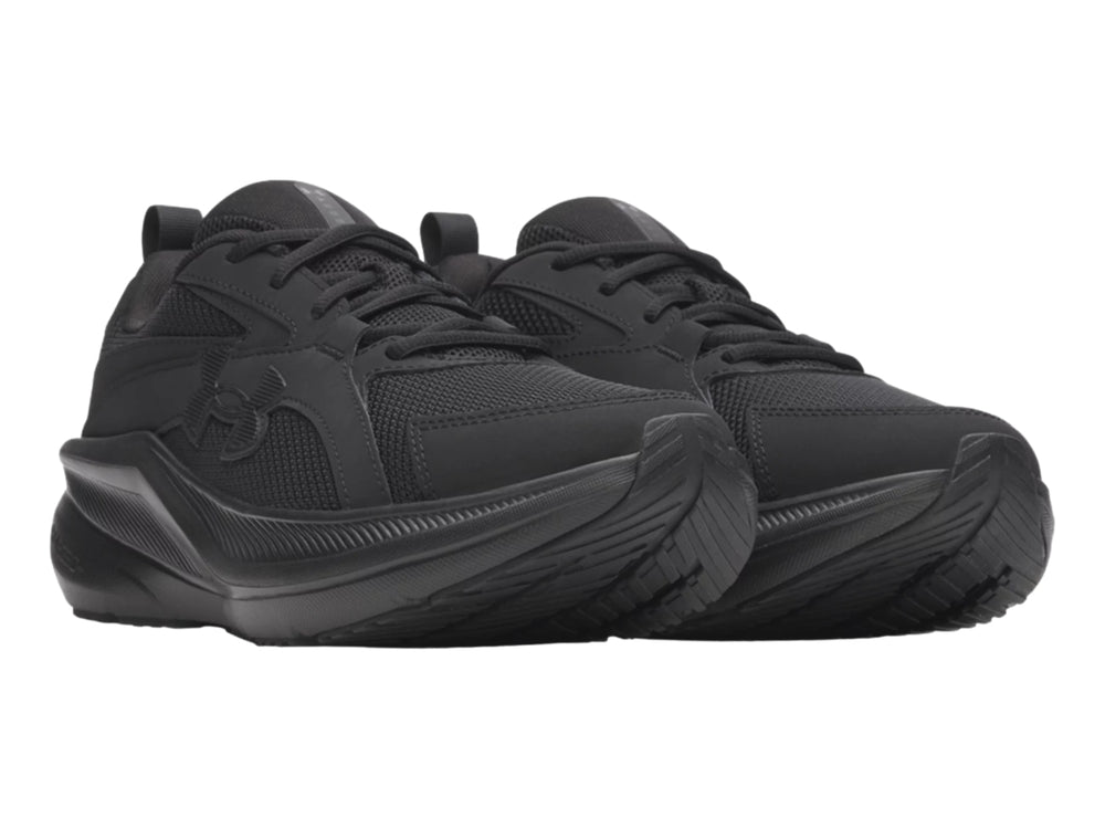 Tenis deportivos Under Armour color negro con malla transpirable y suela negra.