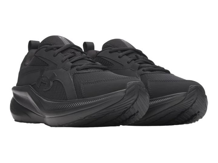 Tenis deportivos Under Armour color negro con malla transpirable y suela negra.