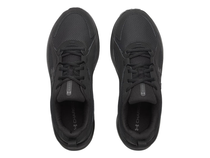 Tenis deportivos Under Armour color negro con malla transpirable y suela negra.