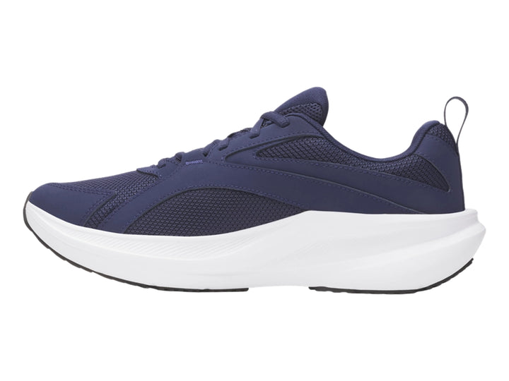Tenis deportivos Under Armour color azul con suela blanca y logotipo blanco.