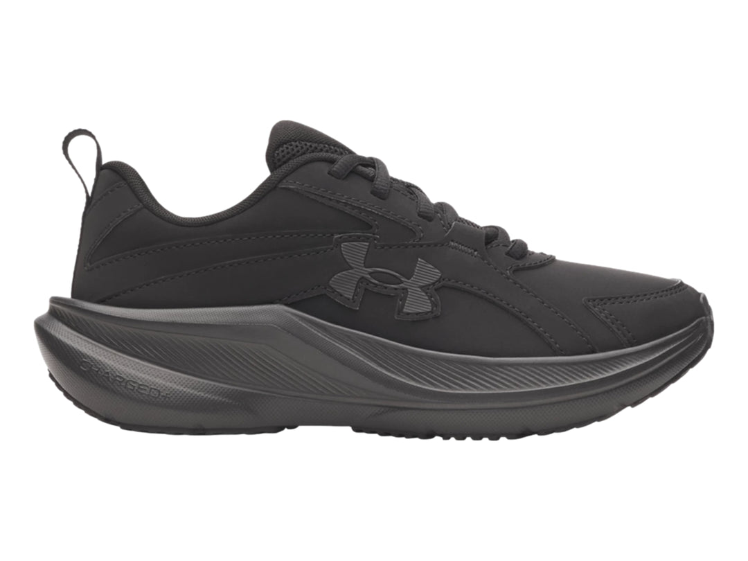 Tenis deportivos Under Armour para niños en color negro sólido con suela gruesa.