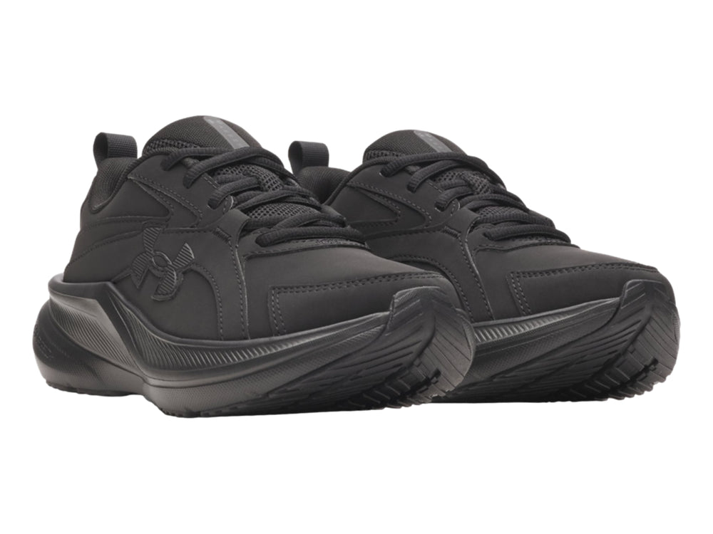 Tenis deportivos Under Armour para niños en color negro sólido con suela gruesa.