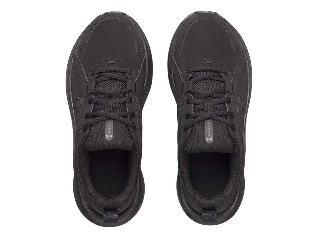 Tenis deportivos Under Armour para niños en color negro sólido con suela gruesa.