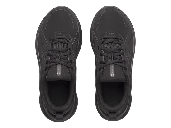 Tenis deportivos Under Armour para niños en color negro sólido con suela gruesa.