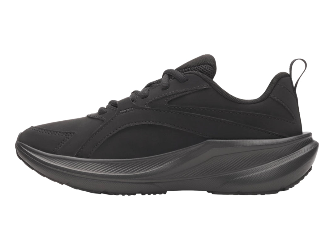 Tenis deportivos Under Armour para niños en color negro sólido con suela gruesa.