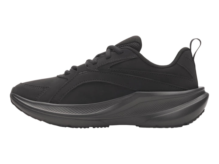 Tenis deportivos Under Armour para niños en color negro sólido con suela gruesa.
