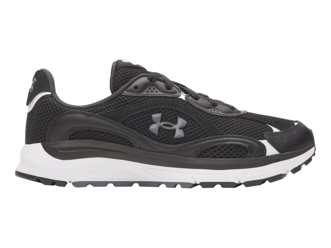 Tenis deportivos Under Armour en color negro con suela blanca y detalles sintéticos.