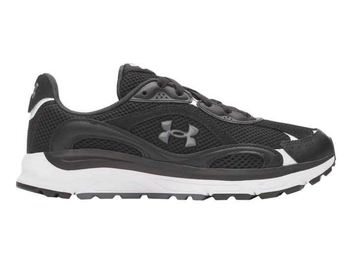 Tenis deportivos Under Armour en color negro con suela blanca y detalles sintéticos.