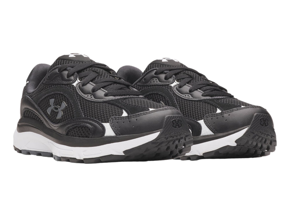 Tenis deportivos Under Armour en color negro con suela blanca y detalles sintéticos.
