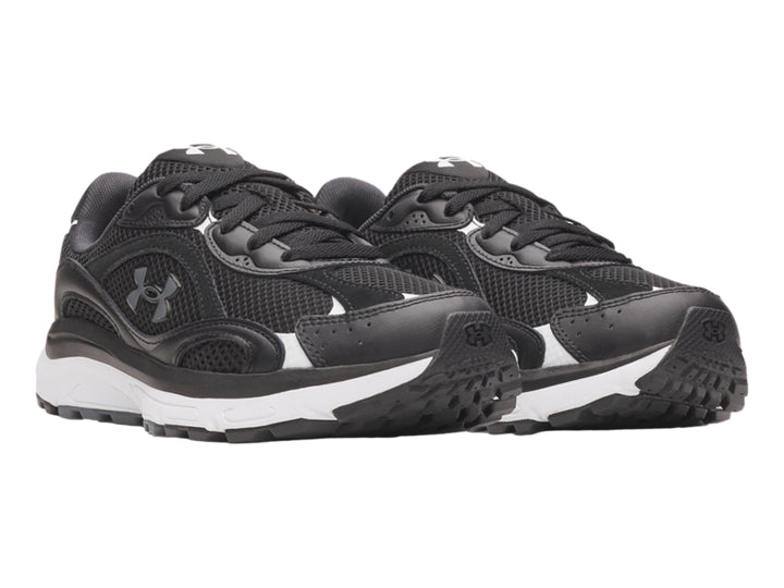 Tenis deportivos Under Armour en color negro con suela blanca y detalles sintéticos.