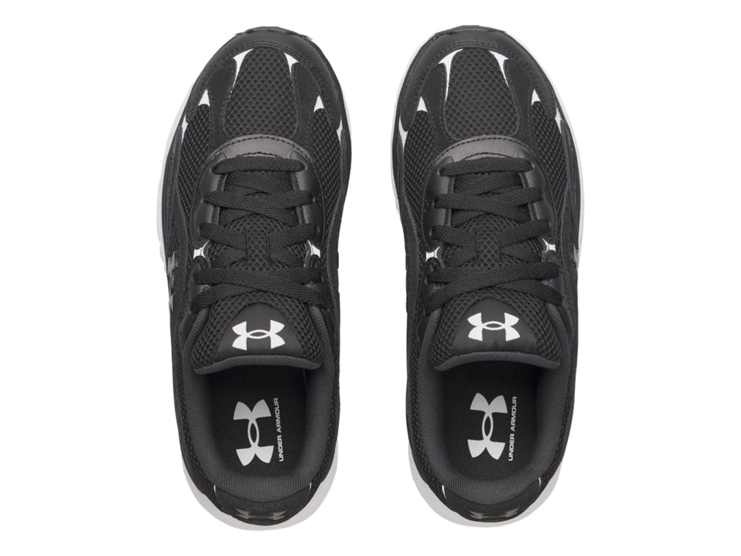 Tenis deportivos Under Armour en color negro con suela blanca y detalles sintéticos.