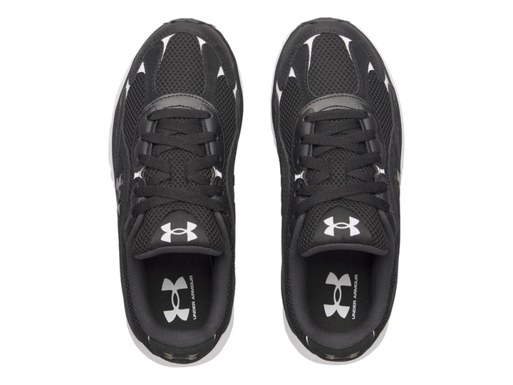 Tenis deportivos Under Armour en color negro con suela blanca y detalles sintéticos.