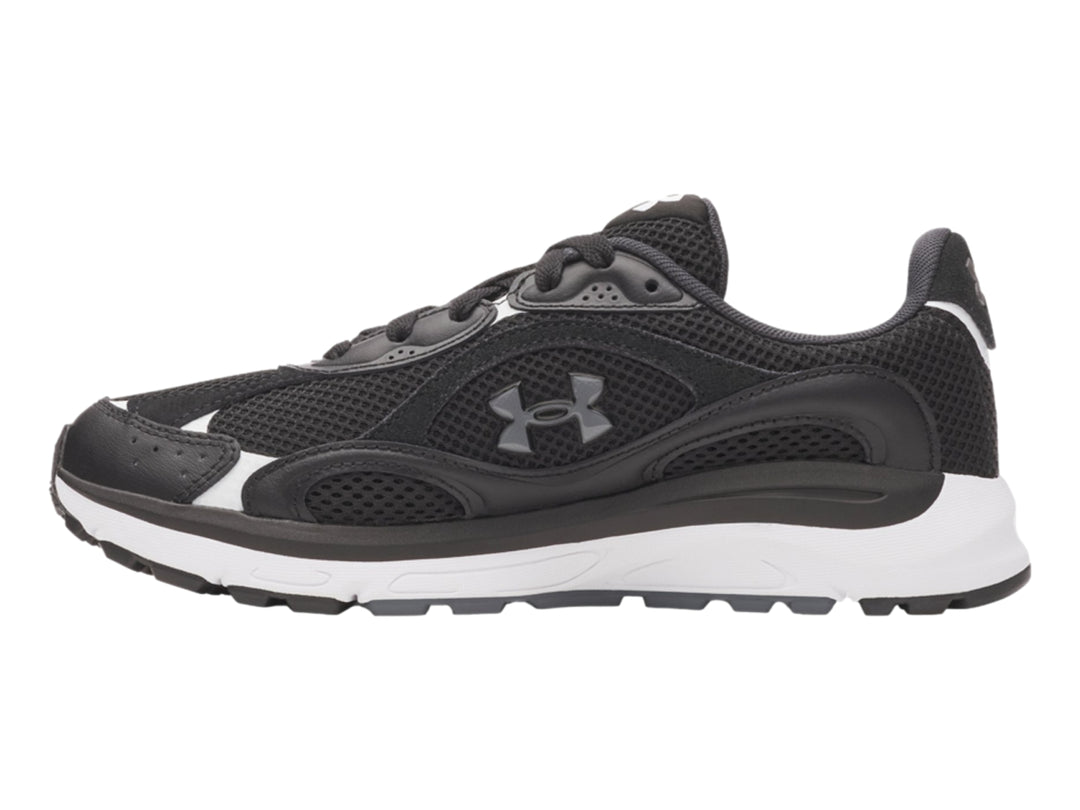 Tenis deportivos Under Armour en color negro con suela blanca y detalles sintéticos.