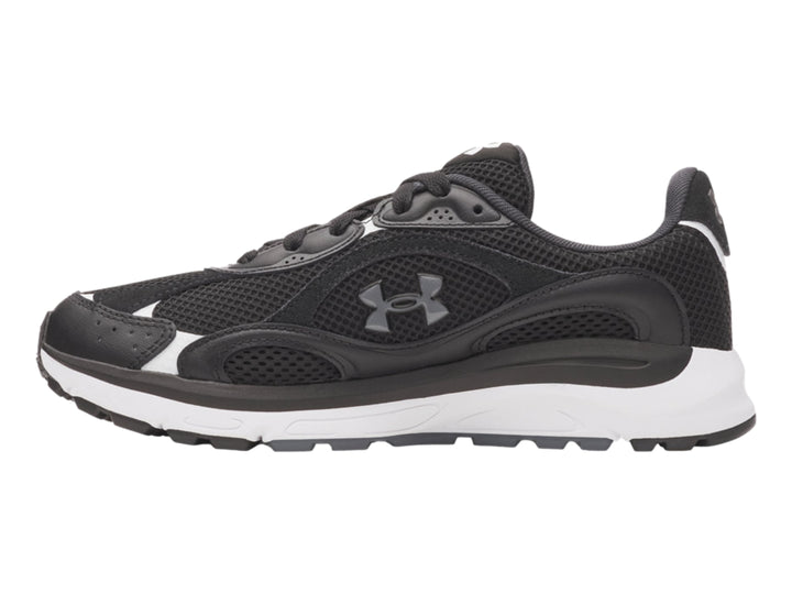 Tenis deportivos Under Armour en color negro con suela blanca y detalles sintéticos.