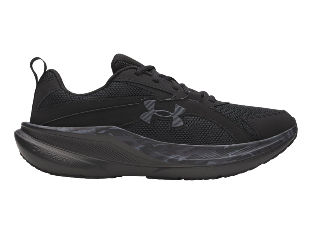 Tenis deportivos Under Armour Assert 11 en color negro con detalles de camuflaje gris en la suela.