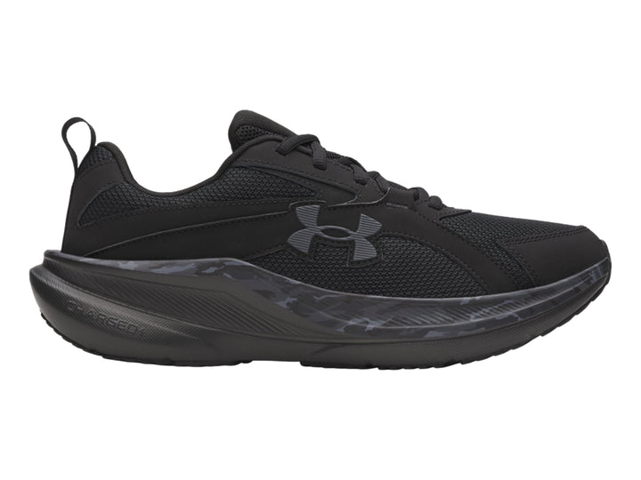 Tenis deportivos Under Armour Assert 11 en color negro con detalles de camuflaje gris en la suela.
