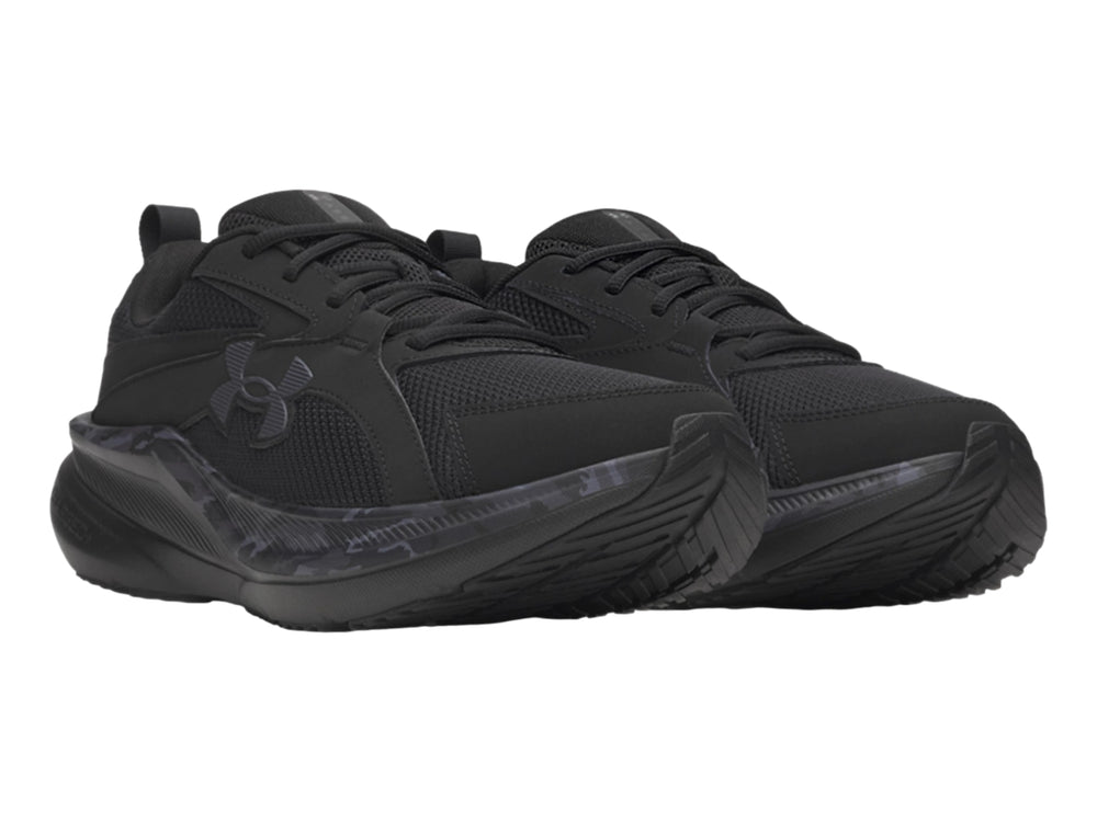 Tenis deportivos Under Armour Assert 11 en color negro con detalles de camuflaje gris en la suela.
