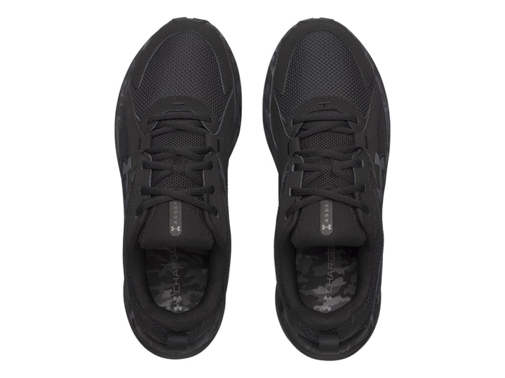 Tenis deportivos Under Armour Assert 11 en color negro con detalles de camuflaje gris en la suela.