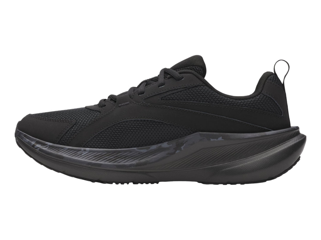 Tenis deportivos Under Armour Assert 11 en color negro con detalles de camuflaje gris en la suela.