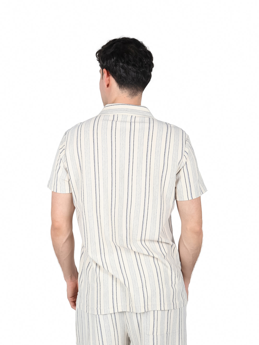 Hombre vistiendo camisa de manga corta con rayas verticales en colores azul y gris.