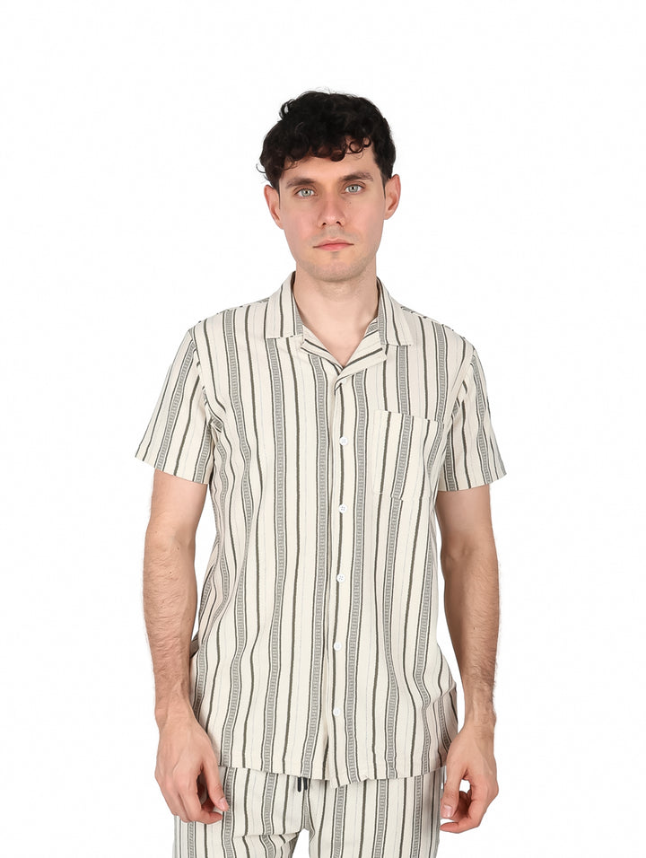 Camisa American Fly de manga corta con diseño de rayas verticales en tonos olivo y gris.