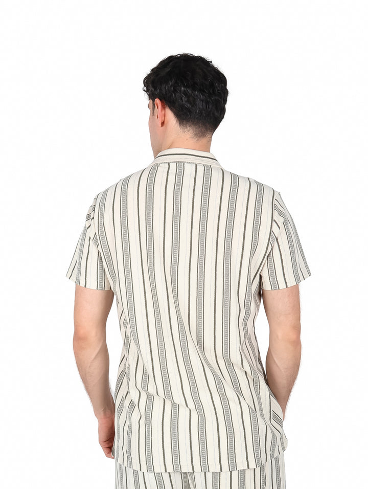 Camisa American Fly de manga corta con diseño de rayas verticales en tonos olivo y gris.